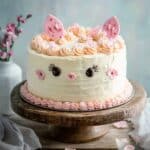 Labubu Cake : Découvrez ce gâteau créatif et exceptionnel qui fait sensation 5 labubu cake décoré pastel sur table en bois